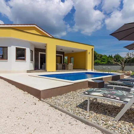 Modern Eve In With Pool Near The Villa