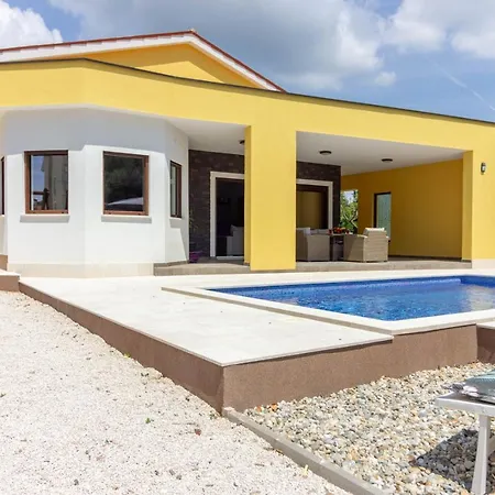 Modern Eve In With Pool Near The Villa *