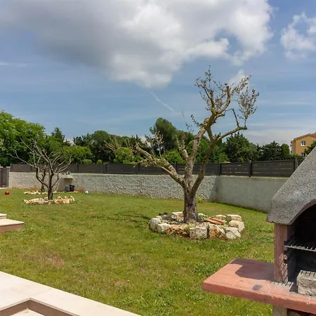 Modern Eve In With Pool Near The Medulin