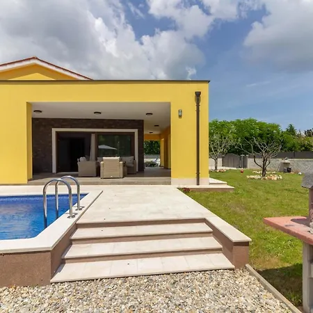 Villa Modern Eve In With Pool Near The