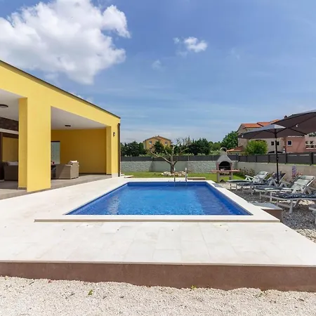 Modern Eve In With Pool Near The *