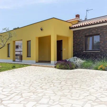 Modern Eve In With Pool Near The *