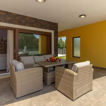Modern Eve In With Pool Near The Villa
