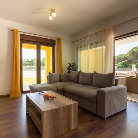 Villa Modern Eve In With Pool Near The Medulin