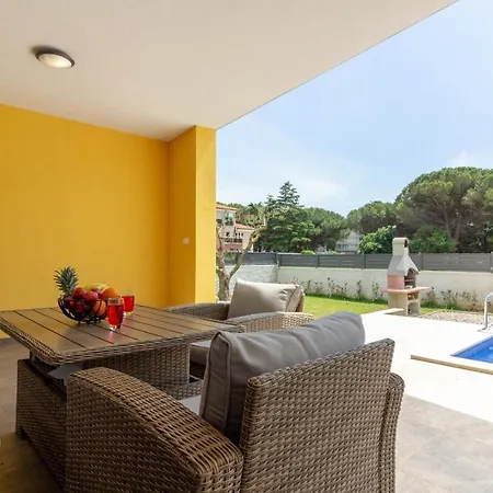 Modern Eve In With Pool Near The * Medulin