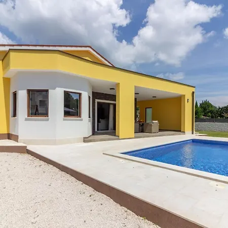 Modern Eve In With Pool Near The Medulin