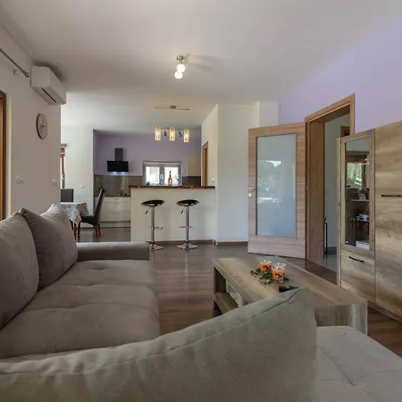 Modern Eve In With Pool Near The