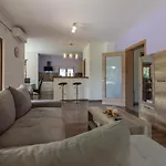 Modern Eve In With Pool Near The