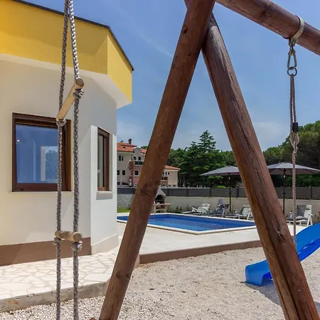 Modern Eve In With Pool Near The Medulin