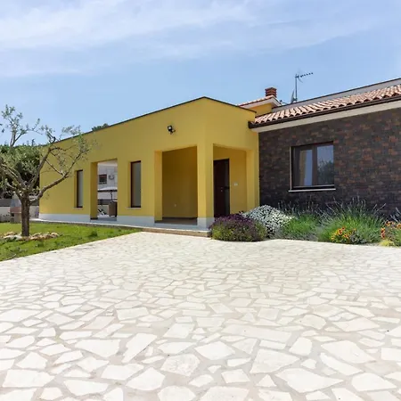 Modern Eve In With Pool Near The *