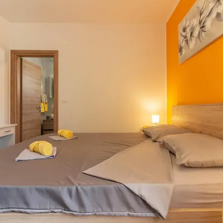 Modern Eve In With Pool Near The *